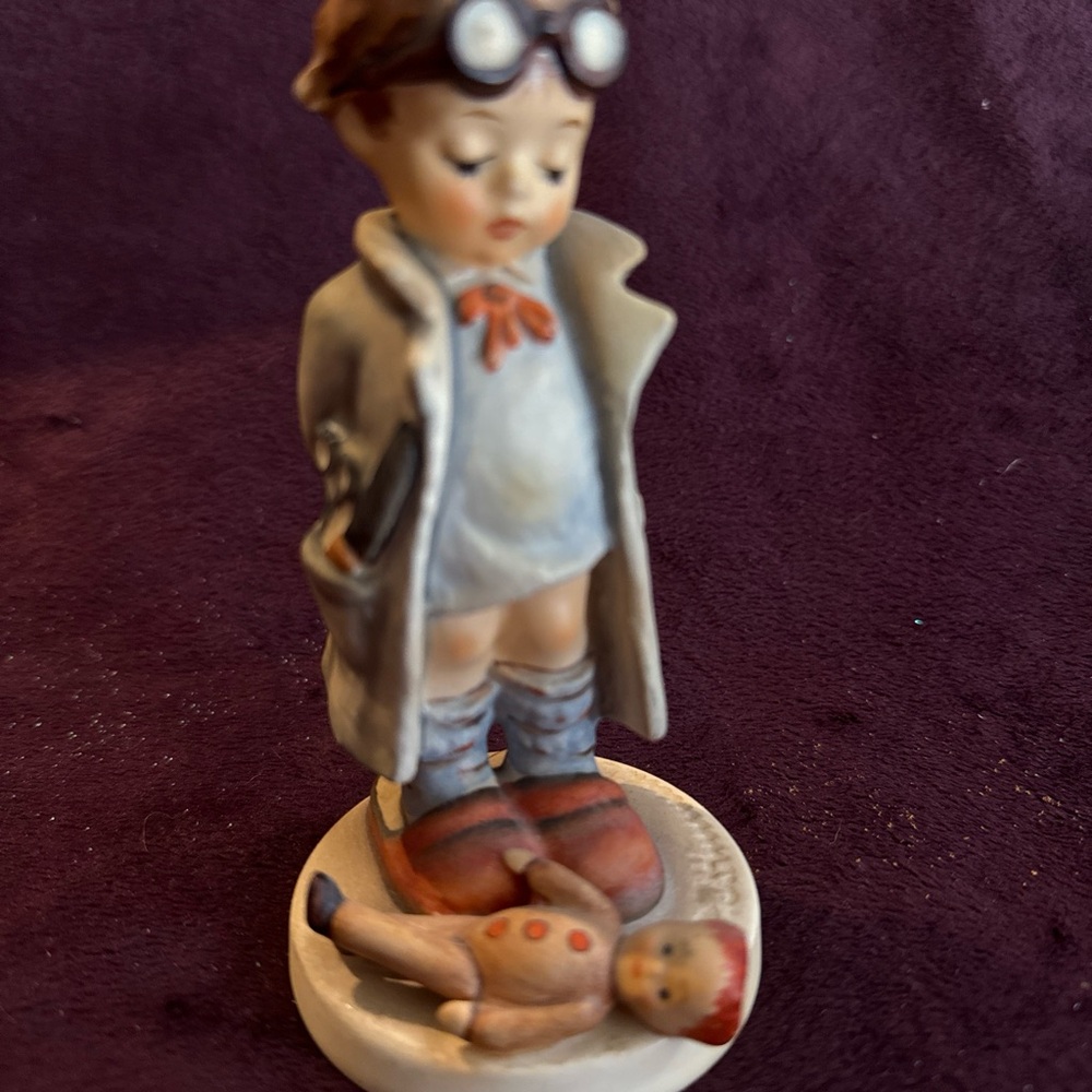 Vtg GOEBEL HUMMEL FIGURINE “doll DOCTOR “ 4.75” tall TMK 6